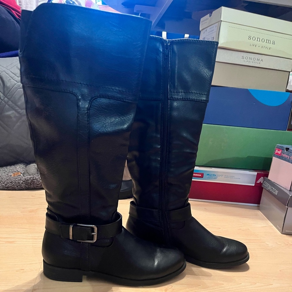 Cute glossy black below the knee boots perfect for fall and winter